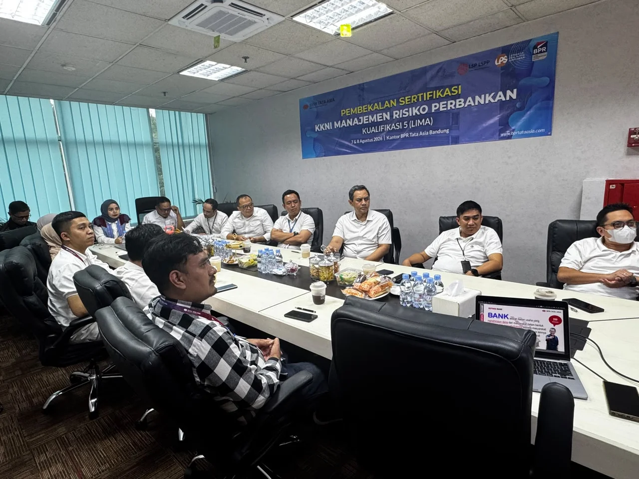 Foto: Para peserta pembekalan PT BPR Tata Asia oleh Lembaga Training dan Pelatihan Dakara Kreasi, Jum'at (07/08/2026).